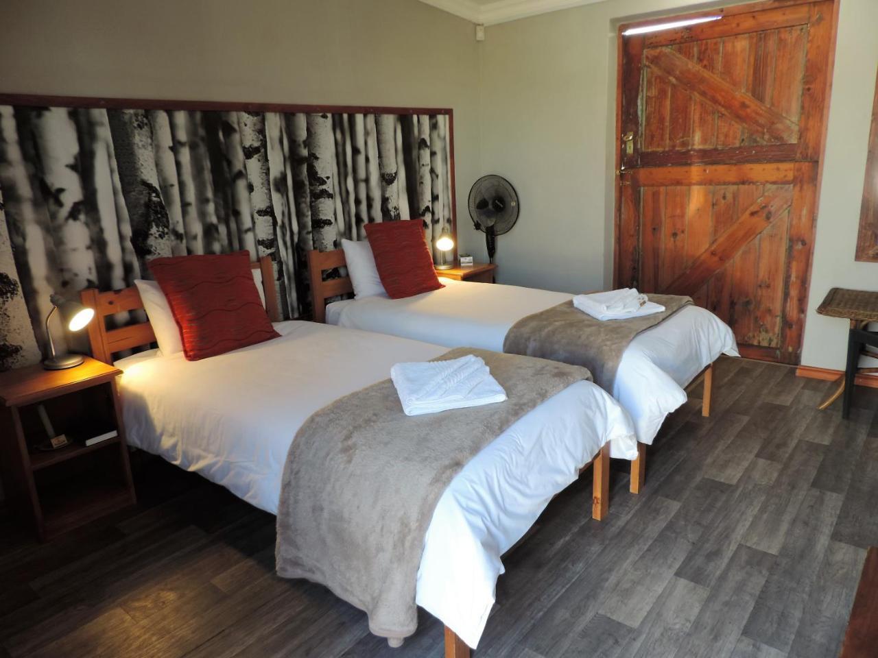 Teri-Lemveli Lodge Beaufort West Exteriör bild
