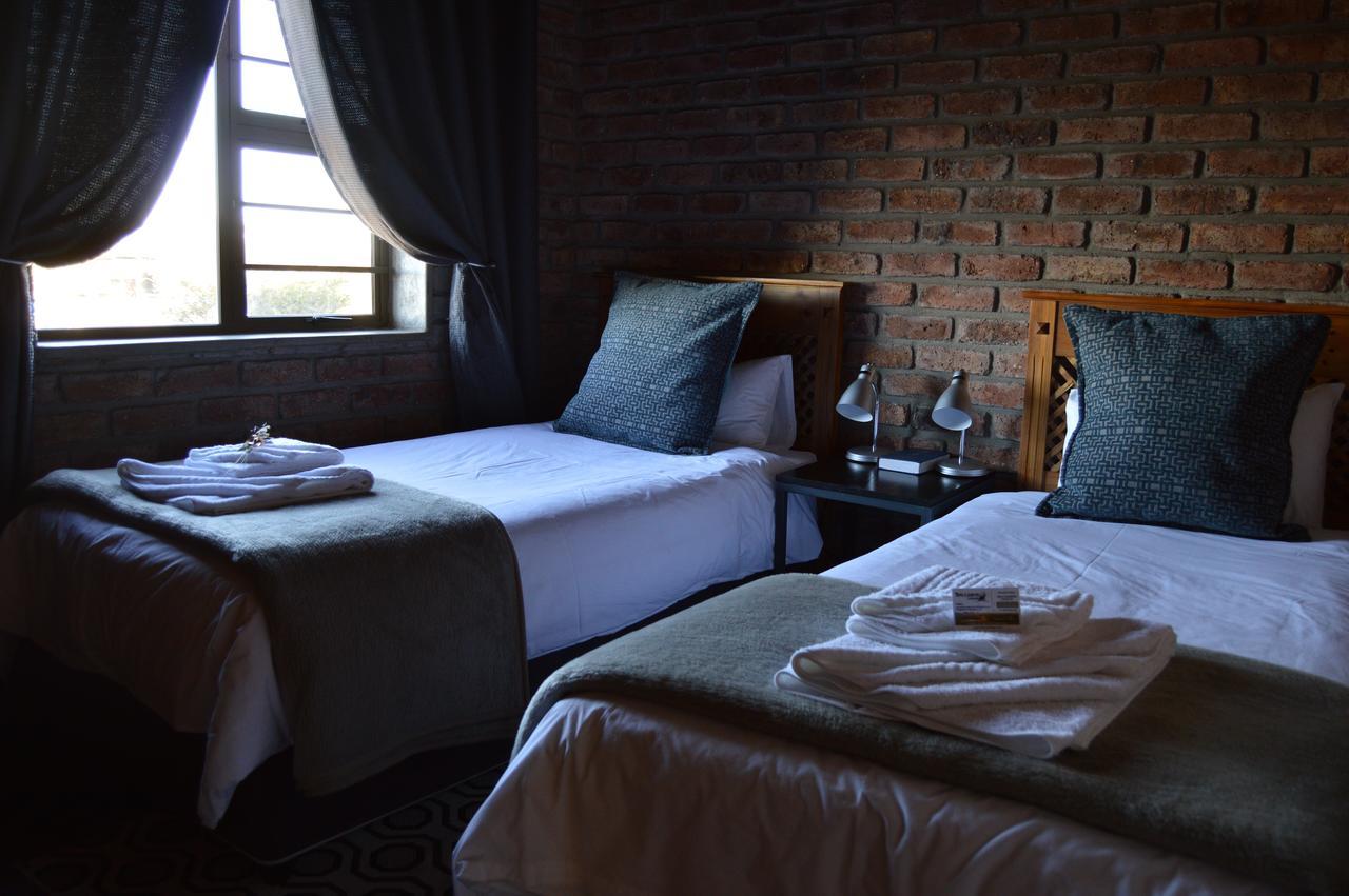 Teri-Lemveli Lodge Beaufort West Exteriör bild